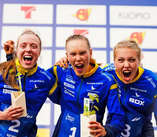 Jublande medaljtrion. Från vänster: Sanna Fasth, Tove Alexandersson och Hanna Lundberg.