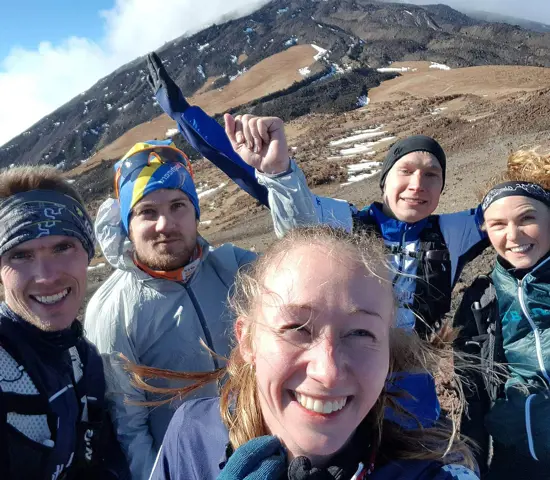 Martin Regborn, Albin Ridefelt, Johanna Ridefelt, Elias Kuukka och Karolin Ohlsson ler framför kameran på väg upp på vulkanen Teide på Teneriffa.