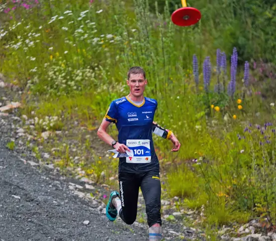 Anton Johansson på väg mot fjärde plats i medeldistanskvalet på VM i Finland.