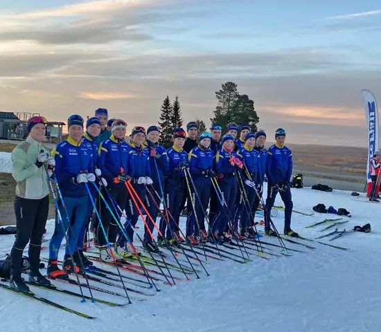 Både seniorer och juniorer i skidorienteringslandslaget tränar på Idre Fjäll den här veckan.