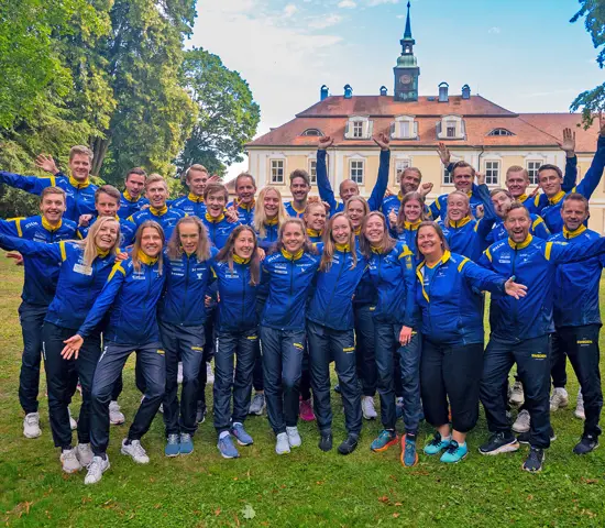 Aktiva och ledare i orienteringslandslaget i stor grupp och med stora leenden vid världscupen i Tjeckien hösten 2023.