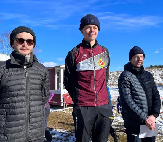 Axel Elmblad flankerad av Heino Ollin, till vänster, och Vetle Ruud Bråten.