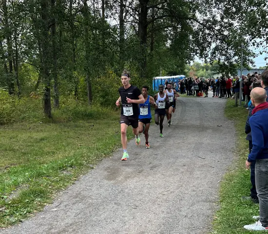 Emil Svensk ligger i täten före en klunga på Lidingöloppet 2022.