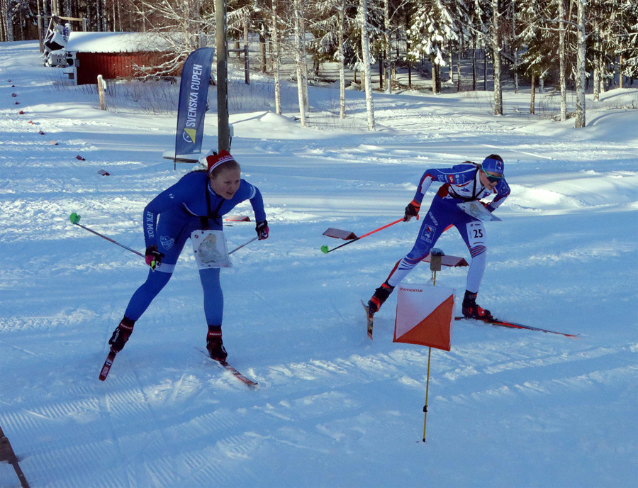 Spurt mot mål mellan Sofie Karlsson Holmer, IFK Mora OK och Ella Turesson, OK Renen. Bild: OK Nolaskogsarna.
