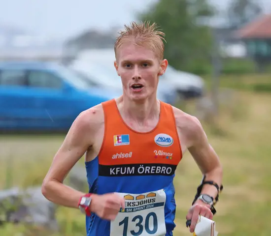 Jonatan Gustafsson sprang fort i regnet och vann A-heatet i H 21 hela 56 sekunder före tvåan, Axel Granqvist.
