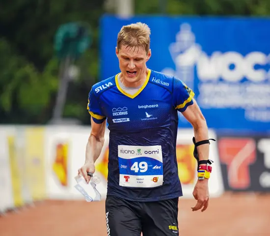 Anton Johansson ger allt på spurten och grejar VM-brons med en sekunds marginal till Matthias Kyburz.