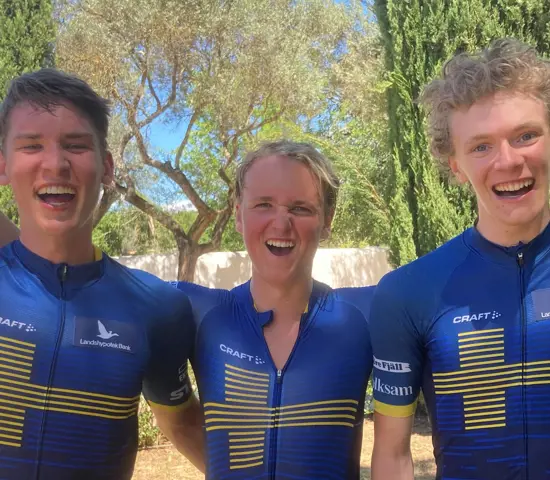 Juniorherrarna firar sitt stafettbrons i M20-klassen.
