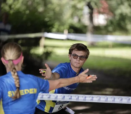 Ryggtavla av en kvinna som med handklapp växlar över till en man