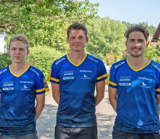 . Jens Rönnols, flankerad av Axel Elmblad till vänster och Max Peter Bejmer, ersätter Gustav Bergman på tisdagens EM-stafett i Sverige lag 3.