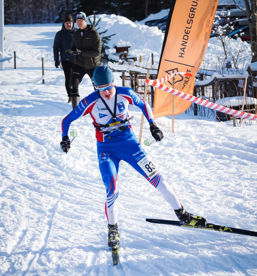 Tim Lundberg spurtar mot mål.