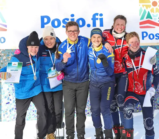 Jonatan Ståhl och Magdalena Olsson med guldmedaljerna. Till vänster Finlands Niklas Ekström och Amanda Yli Futka. Till höger Norges Anna Ulvensöen och Styrk Kamsvaag.