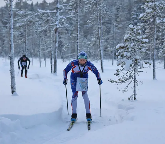 Två skidorienterare stakar fram på en myr i Arvidsjaur under öppna landslagstester i november 2023.
