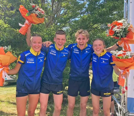 Silverlaget på JVM:s sprintstafett med från vänster: Alva Björk, Max Österberg, Hannes Mogensen och Freja Hjerne.
