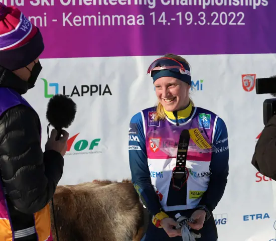 Linda Lindkvist intervjuas under VM i Finland 2022.