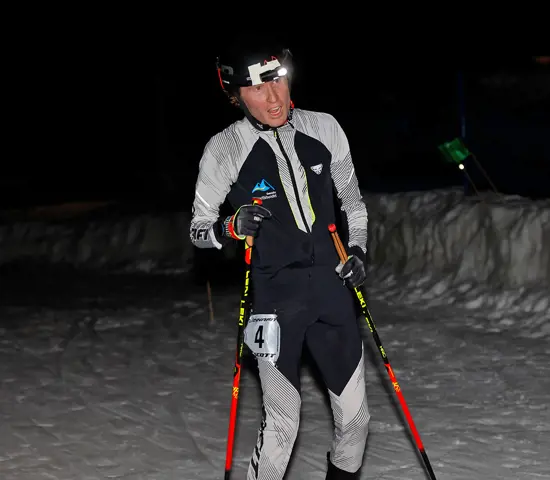 Jerker Lysell går i mål som vinnare på Bjursås Skimo Race i januari.