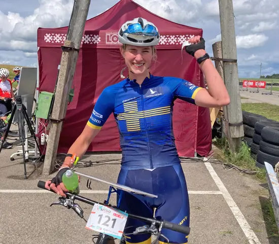En glad Tilda Palm efter silver på sprinten vid U23-VM i Lettland.
