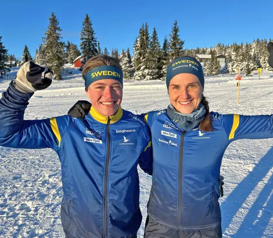 Jonatan Ståhl tog en delad seger i världscuppremiären och Magdalena Olsson slutade tvåa.