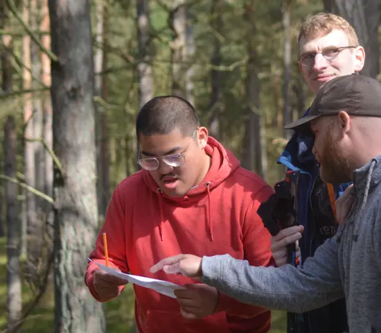 Tre personer diskuterar vägval vid pilotprojekt för paraorientering i Furuboda