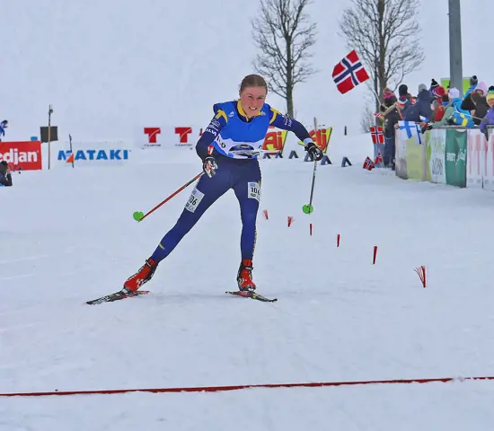 Frida Sandberg spurtar i mål som trea på jaktstarten vid VM i Ramsau 2024. I helgen väntar världscup i Ruhpolding, Tyskland för Frida och övriga landslagsåkare.