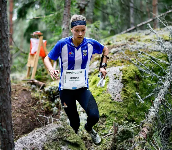 Schweiziska världsstjärnan Simona Aebersold springer Sverigepremiären i helgen. Bilden från O-Ringen 2024.