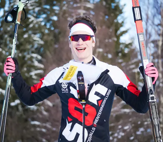 Truls Lindholm sträcker skidorna i luften efter delat SM-guld.