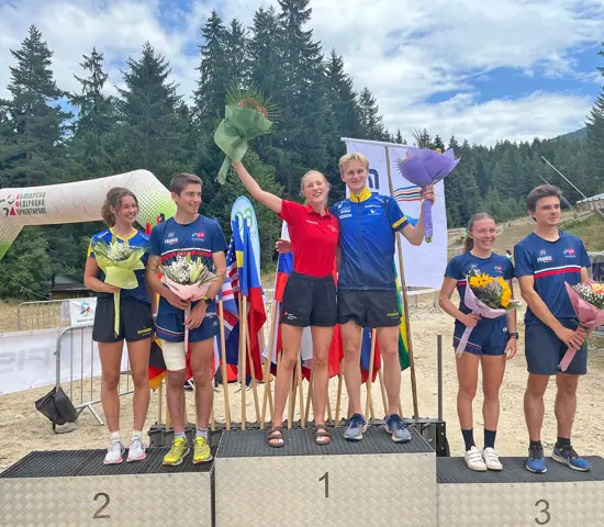 Axel Granqvist högst upp på pallen och Johanna Källvik Leufvén på silverplats efter medeldistansen på Student-VM i Bulgarien.