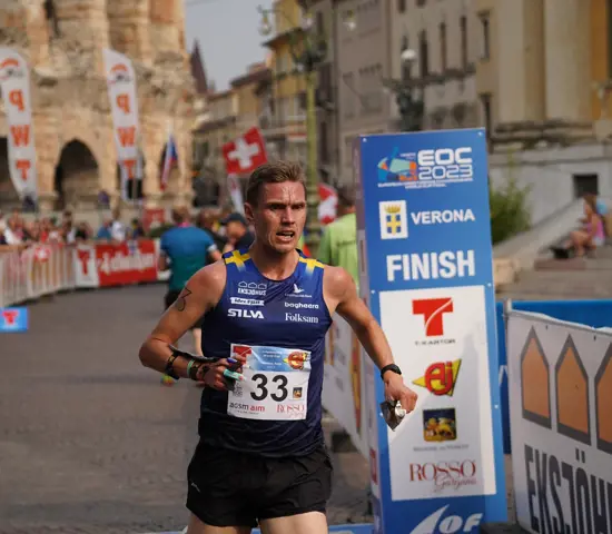 Martin Regborn korsar mållinjen på EM-sprinten.
