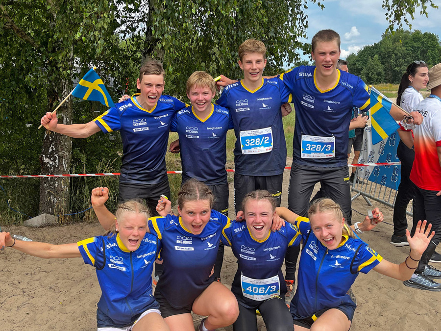 Hela den svenska EYOC-truppen efter stafetten. Övre raden från vänster: Max Österberg, Axel Thybeck, Arvid Algers Omholt och Ola Leire. Främre raden från vänster: Cajsa Alenius, Tilia Olsson, Freja Hjerne och Tuva Sirviö. Bild: Oskar Andrén.