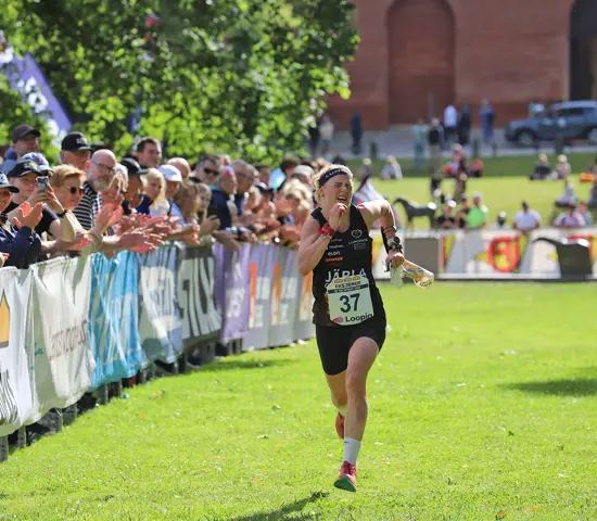 Karolin Ohlsson grinar illa på upploppet men avslutningen på loppet räckte till SM-guld.
