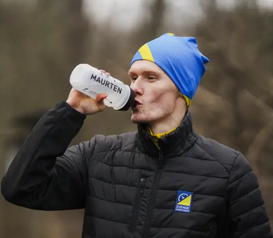 Jonatan Gustafsson fyller på med energi under ett träningspass