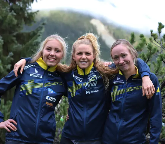Hanna Lundberg, Karolin Ohlsson och Johanna Ridefelt med glada leenden och schweiziskt berg i bakgrunden.