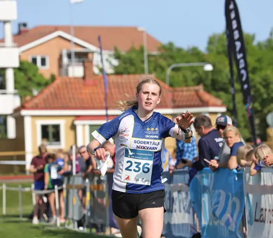 Klara Borg spurtar i mål på sprint-SM där hon tog silver fyra sekunder bakom vinnaren Elsa Sonesson.