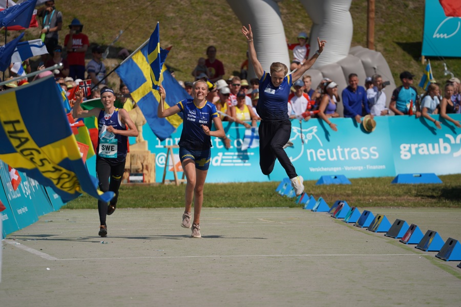 tove sara och hanna springer in som segrare på vm-stafett 2023_fredrik tanfara
