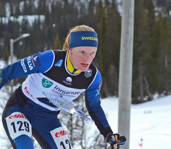 Linda Lindkvist med fokuserad blick på väg mot mål.