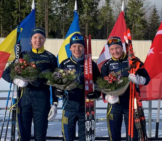 Medaljtrion. Fr.v. Maja Lundholm, Albin Gezelius och Ella Turesson