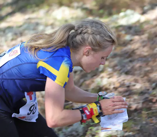 Sara Hagström läser kartan under världscupen i Norge.