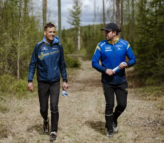 Peter Öberg (f.d. landslagslöpare) och Alexander Wiklund på VM-läger i Kuopio