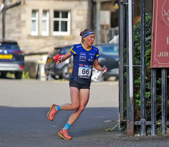 Tove Alexandersson på väg mot klar seger i kvalet på VM-sprinten.