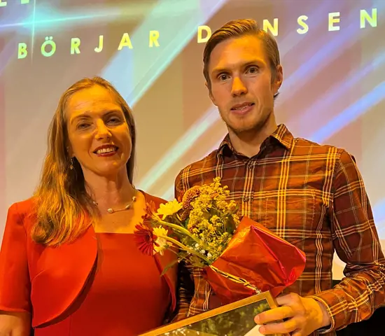 Martin Regborn mottar utmärkelsen Årets Orienterare av Svenska Orienteringsförbundets förbundschef Susanne Maarup. Bild: Johan Trygg.