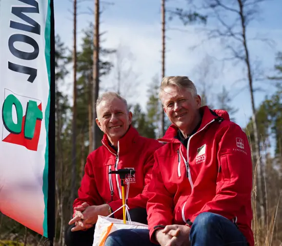 Björn Persson och Mats Rosander på en stubbe inför Tiomila 2025