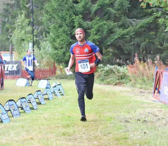 Gustav Bergman springer i mål som segrare i Swedish League 2024 efter att ha avgjort jaktstartsfinalen i hård kamp med Max Peter Bejmer på slutet.