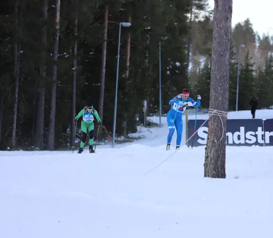 Linda Lindkvist jagar Magdalena Olsson i spåret under SM jaktstart 2022.