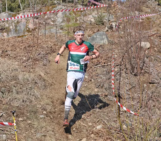 Växjö OK:s Linus Wernström på väg från sista kontrollen vid Swedish League långdistans i Valdemarsvik.