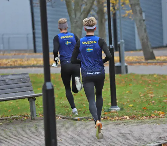 Isac von Krusenstierna och Axel Granqvist drar iväg under sprintkval i Huskvarna.