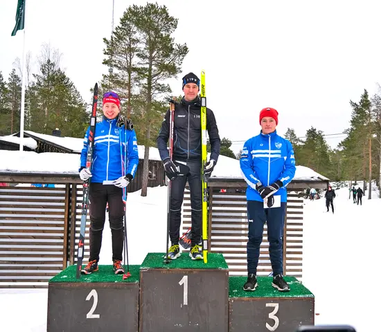Rasmus Wickbom överst på pallen efter lördagens sprint. Till vänster tvåan Gustav Johnsson och till höger trean Jonatan Ståhl.