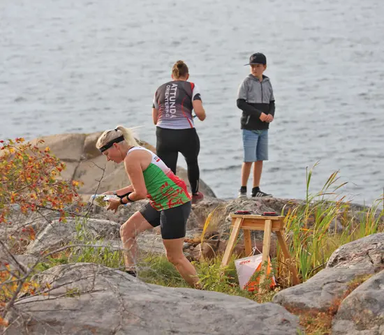 Inledningen på banorna vid Veteran-SM sprint bjöd på utmanande orientering på klipphällarna vid Öregrund.