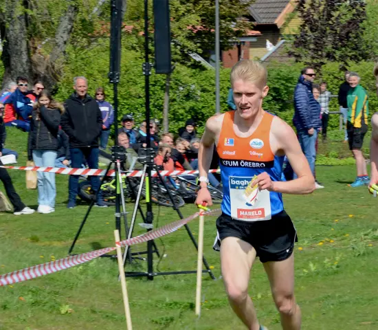 Jonatan Gustafsson spurtarmot mål vid SM i knockout-sprint i Göteborg 2022.