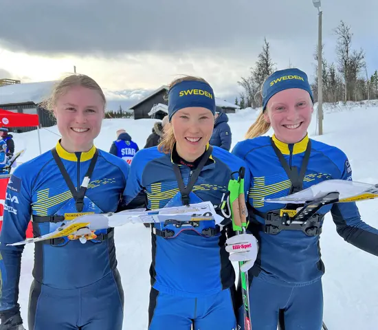 Frida Sandberg, Tove Alexandersson och Linda Lindkvist med glada miner efter målgång och trippelseger vid världscupen i Norge.