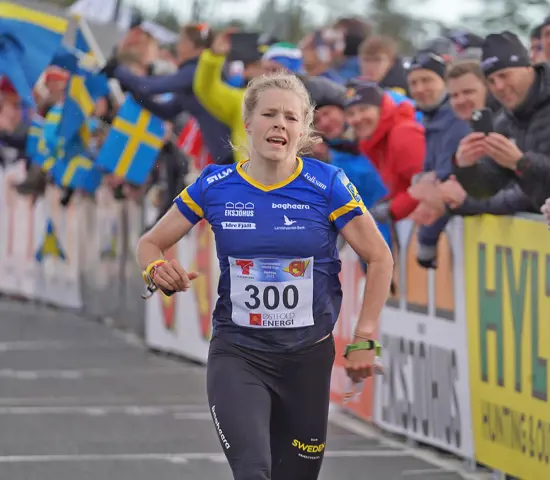 Sara Hagström spurtar mot seger på medeldistansen vid världscupen i Norge våren 2023.