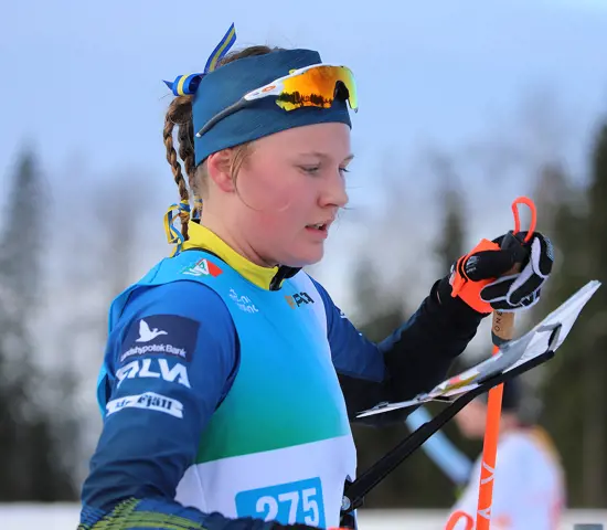 Ella Turesson tittar på sin karta efter målgång på JVM i Lettland.
